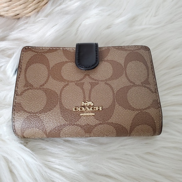 π₯SALEπ₯ COACH MEDIUM CORNER ZIP WALLET - Picture 2 of 7